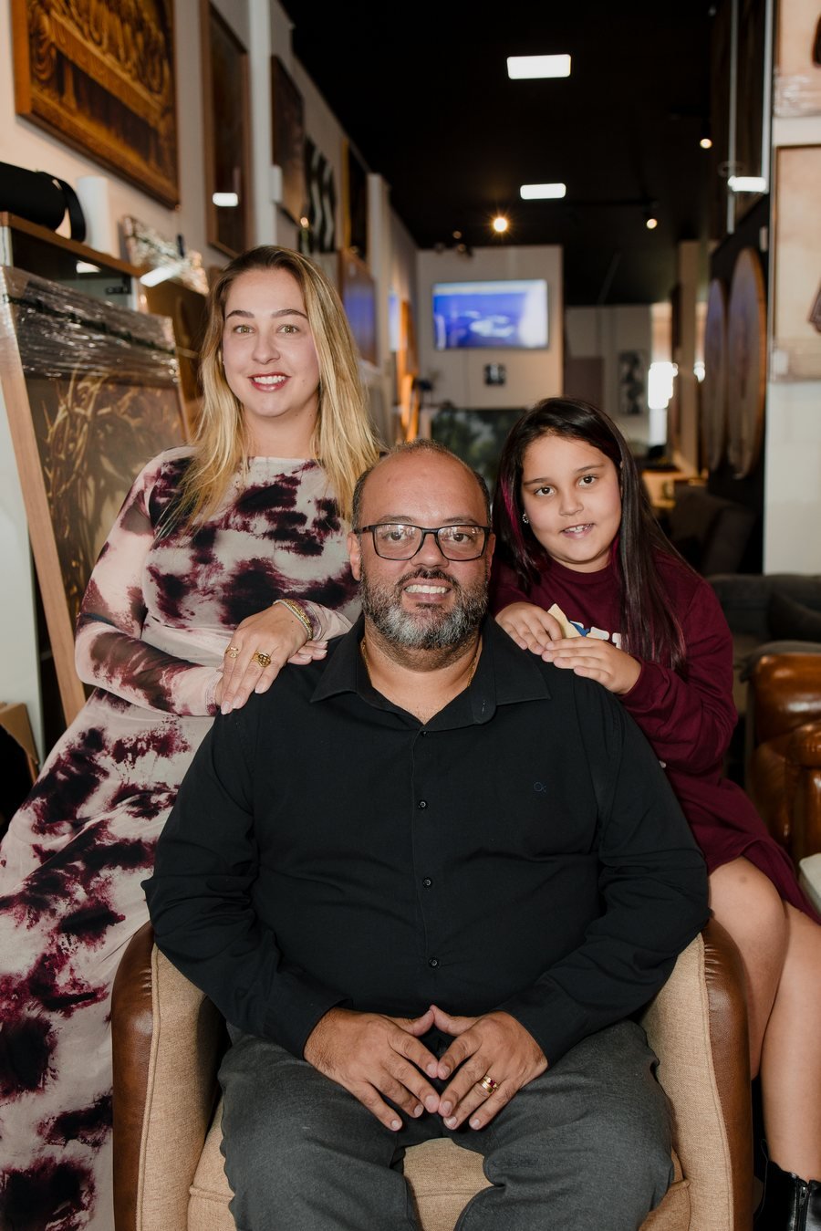 Família proprietária da Inovalar Móveis na loja, em Lavras/MG